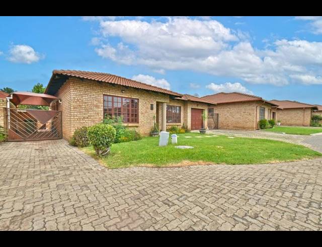 3 BEDROOM TOWNHOUSE FOR SALE IN NEWMARKET